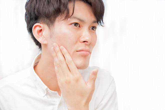 男性の顎のむくみを解消する方法