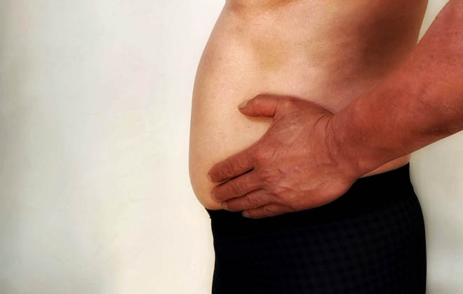 男性のウエストの脂肪が増える原因